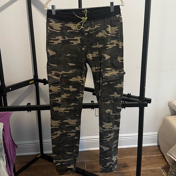 Forever 21 Men’s Camo Cargo Joggers with Drawstring Waist Small - Picture 1 of 3